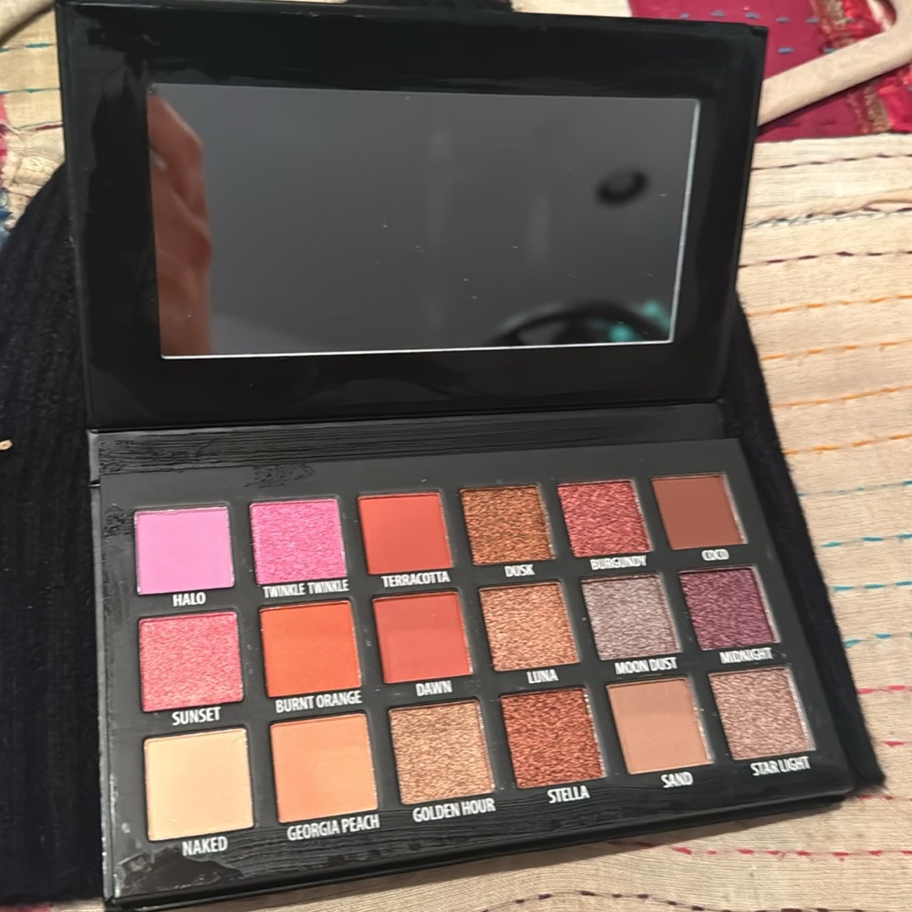 KAB Cosmetics & Mirror (large) eyeshadow Pallet